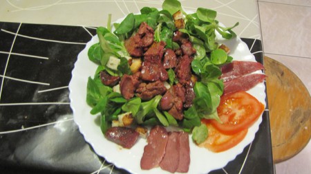 Salade au foie de volaille et magret de canard